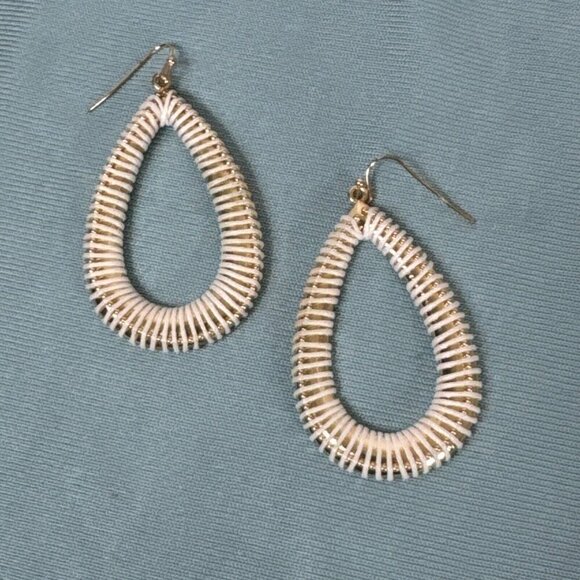 Gold Tone Teardrop Thread Wrapped Shepherd Hood Earrings Gold Creme Fashion - Picture 1 of 7